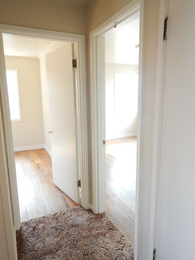 Building Photo - 3 Bedroom, 1 Bathroom in Heights Subdivisi...