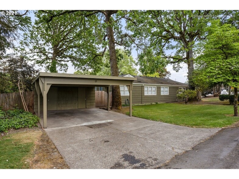 Building Photo - 2700 SW 123rd Ave