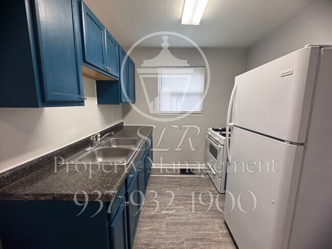 Building Photo - 420 E Siebenthaler Ave