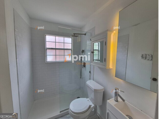 Building Photo - 3206 Mathieson Dr NE