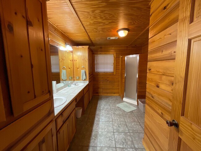 Building Photo - Gorgeous 2 Bedroom, 2 1/2 Bath Home  with BONUS room in Sunrise Beach, TX.