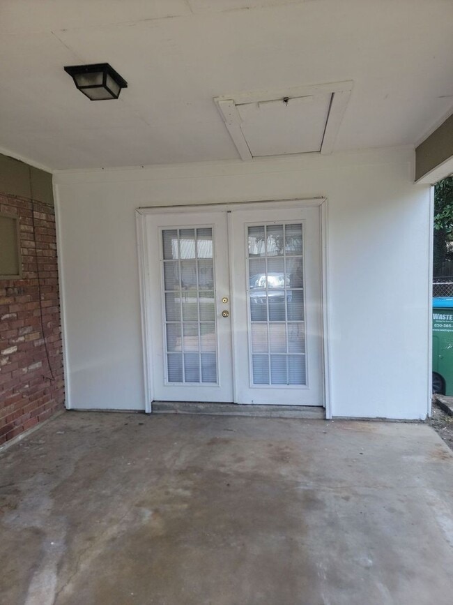 Building Photo - 3 BD 1.5 BA Ocean Springs Rental in the Go...