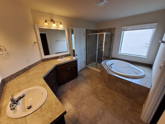 Building Photo - Dog Friendly 4 Bed, 3 Bath Home in North Albany!