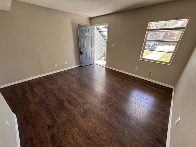 Building Photo - 7113 E Bank Dr