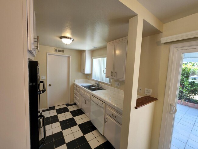 Building Photo - 3 Bedroom 2 Bath Home,