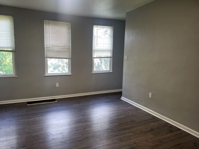 Building Photo - Spacious 2 bedroom in Mt Oliver! Available Now!