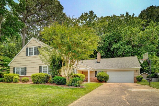 Primary Photo - Fabulous 4-Bedroom Great Neck Home Ready 0...