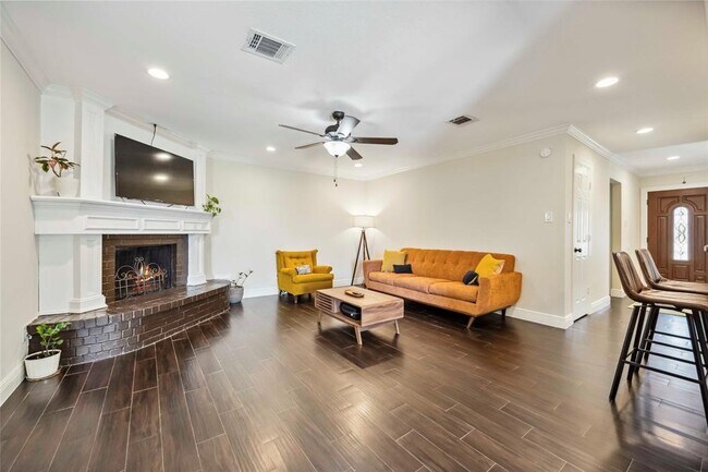 Building Photo - 3611 Drawbridge Dr