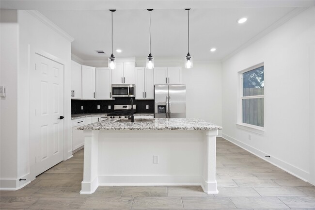 Building Photo - 6726 Paris St