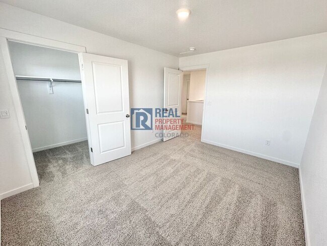 Building Photo - 778 N Clubview St