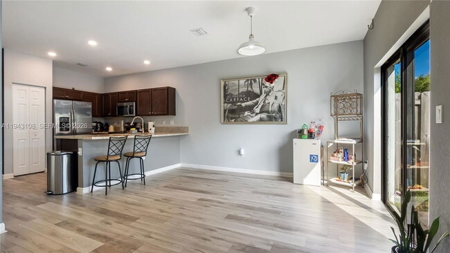 Building Photo - 140 SE 34th Terrace