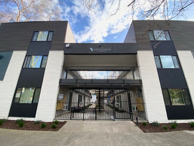Building Photo - ** $1500 Off First Month's Rent!** Renovat...