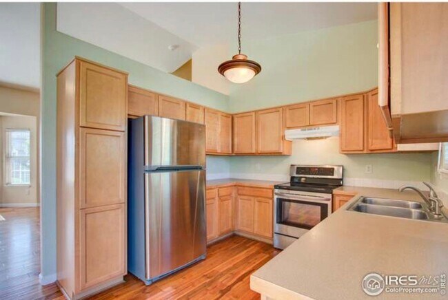 Building Photo - 221 Green Teal Dr