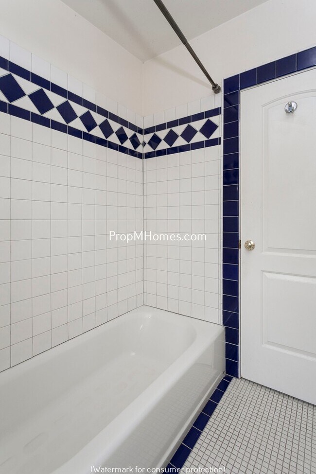 Building Photo - Classic Two Bedroom Bungalow In The Heart Of Sellwood!