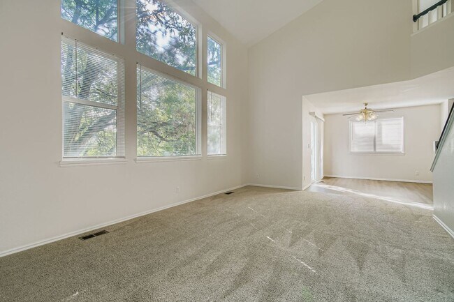 Building Photo - Bright & Spacious 3-Bedroom Home in Fox Run