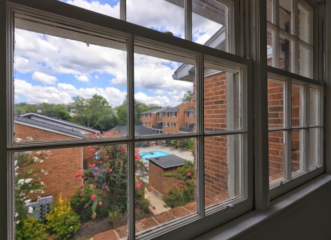 Building Photo - 6520 Roswell Rd