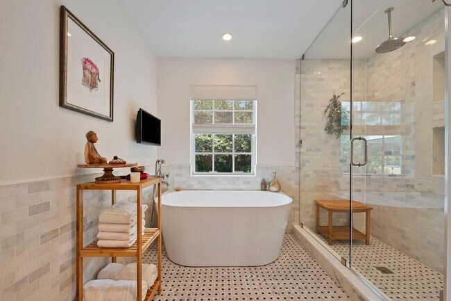 Building Photo - 302 NW 16th St