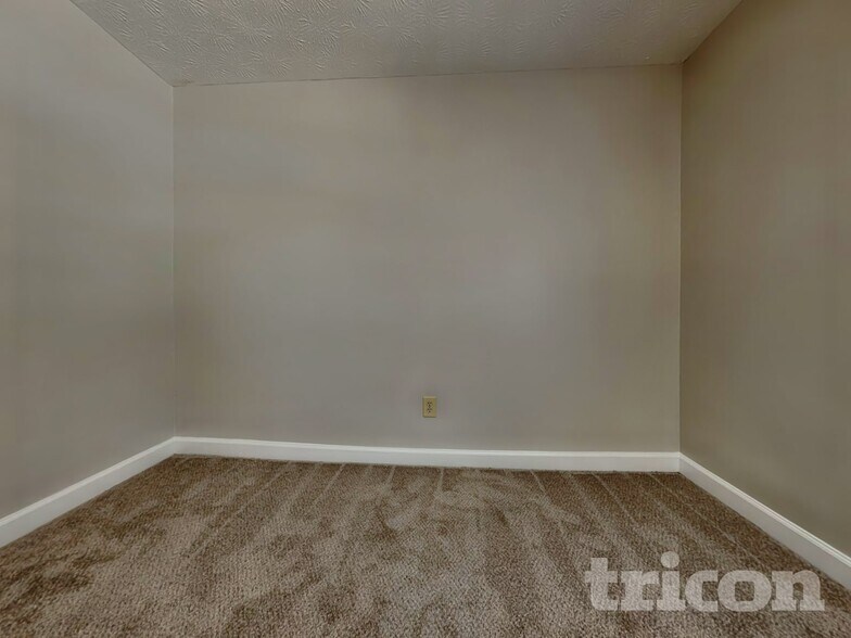 Building Photo - 2543 Mistletoe Ln SW