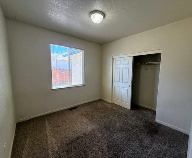 Building Photo - Beautiful Chichester Home