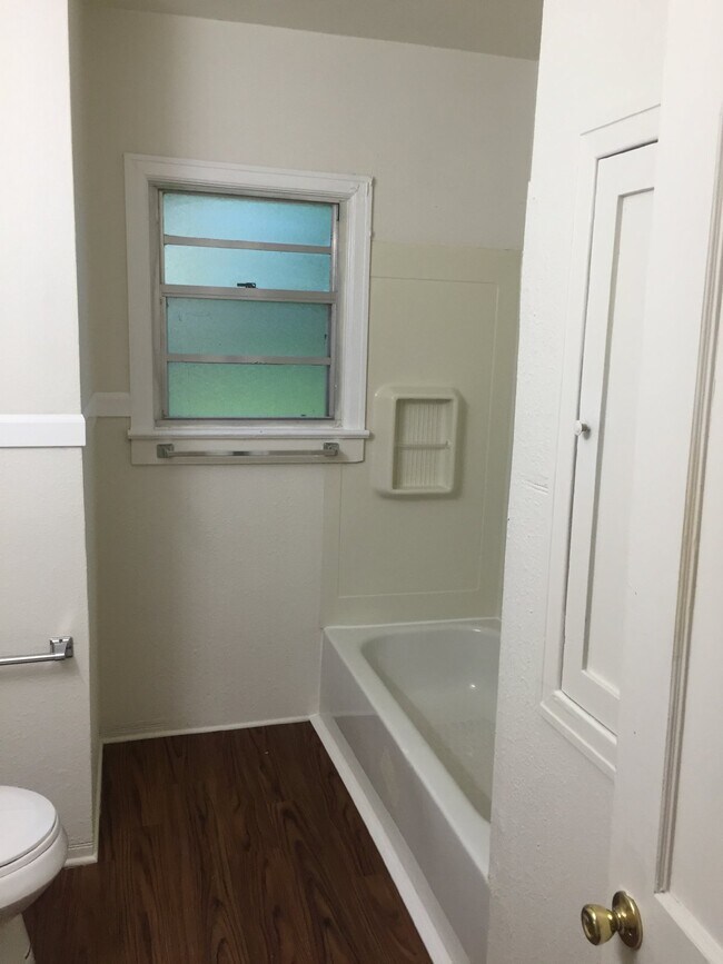 Building Photo - Cozy 2-bedroom, 1-bath home
