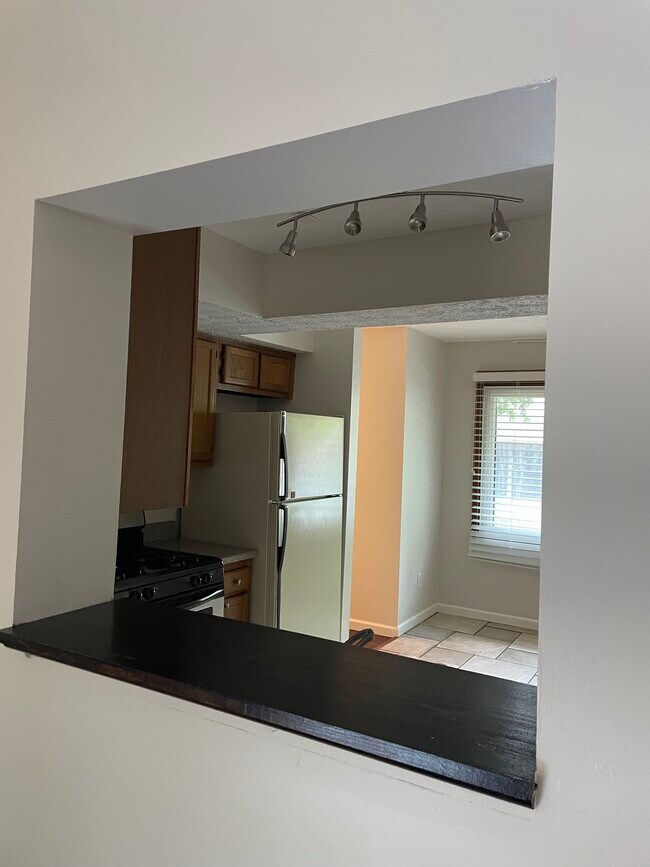 Building Photo - 3240 Brookview Way