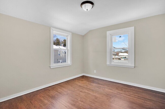 Building Photo - 6-12 Putnam Circle