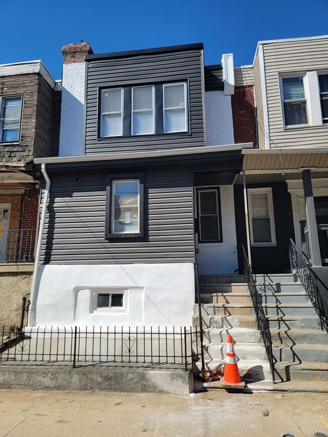 Building Photo - Fully beautiful rehab 4 bed 2.5 bath secti...