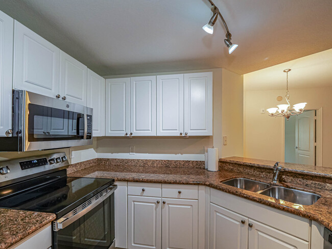 Building Photo - 5060 Fairways Cir