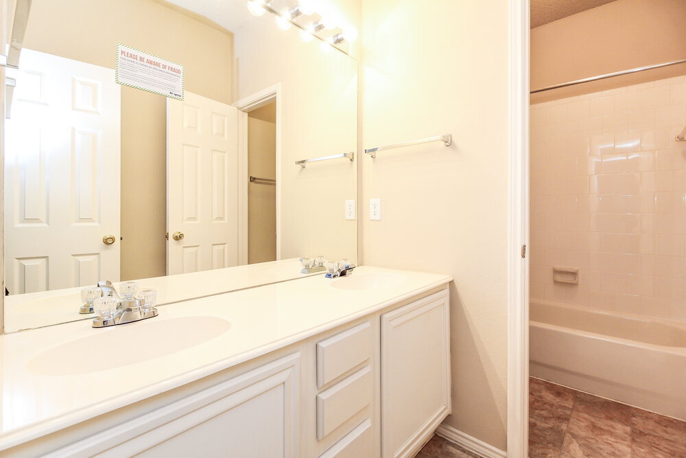 Building Photo - 10705 Camelot Dr