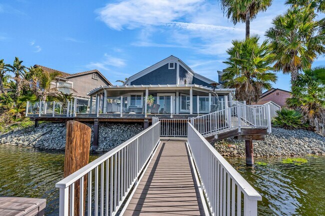 Building Photo - INCREDIBLE LOCATION... END OF CUL DE SAC WITH OVER 100 FEET ON WATER... MARVELOUS DOCK AND DECK W...