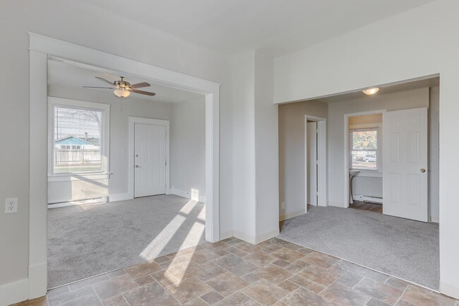 Building Photo - Dewey Duplex