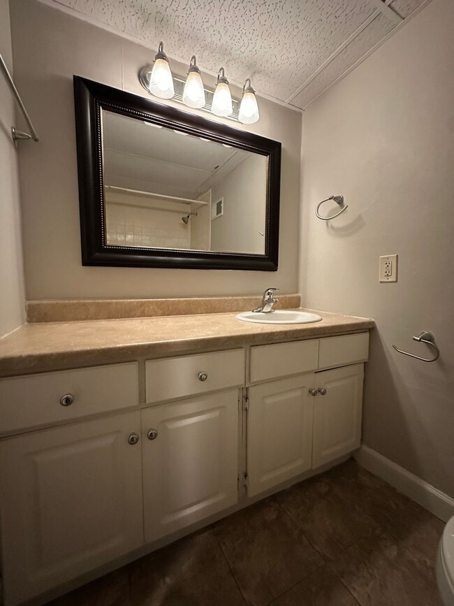 Building Photo - Flexible lease length at a great price! Secure this unit for 6, 12 or 18 months @ $1050/month!! M...