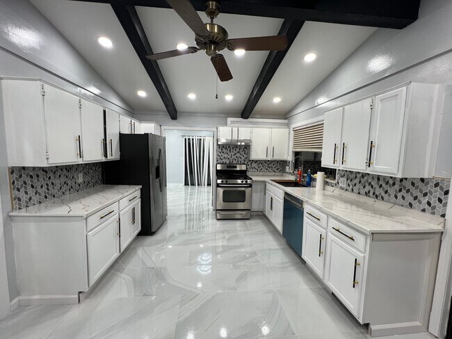 Building Photo - 43309 Westview Dr