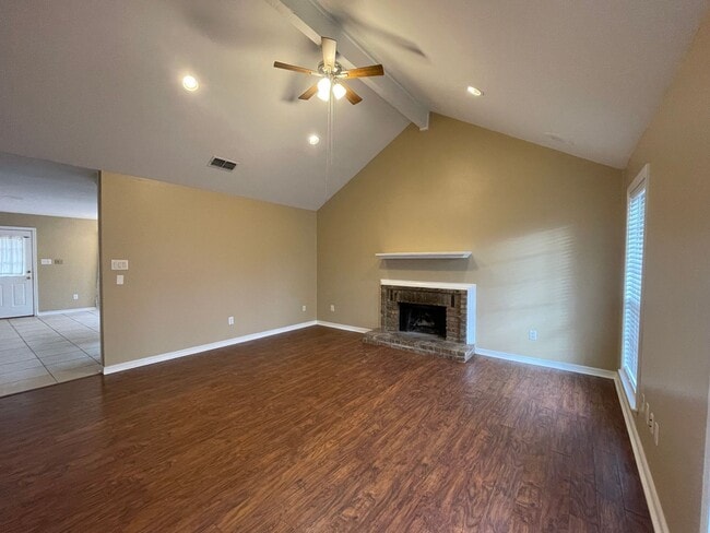 Building Photo - Stockwell Area! A Must See Today!