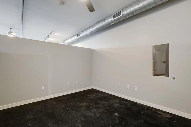 Building Photo - 1601 E Cesar Chavez St