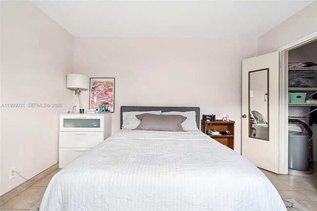 Building Photo - 1824 Monroe St