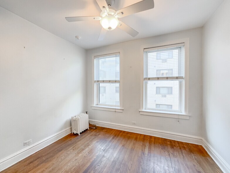 Building Photo - 1337 W Lunt Ave