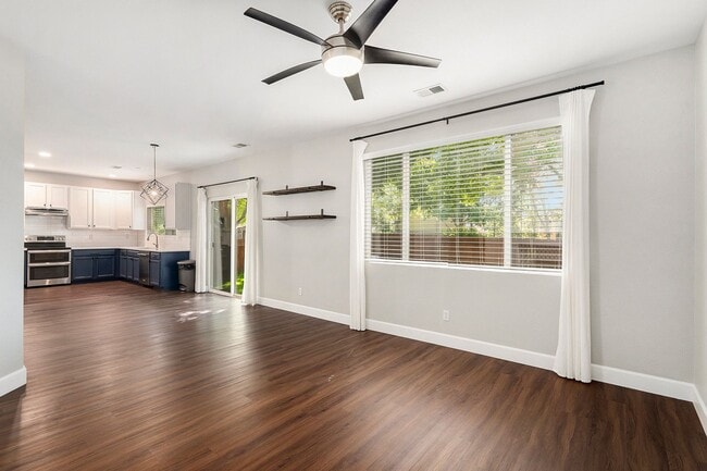 Building Photo - Beautiful 4bed/3bath Home in Marina Point