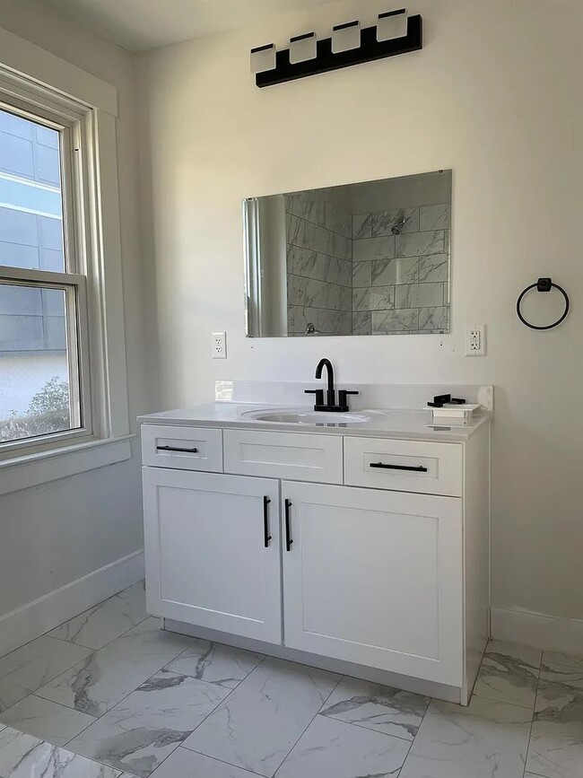 Building Photo - Charming Pet-Friendly Belmont Rental Near Downtown