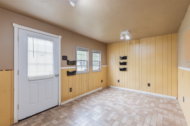 Building Photo - 1520 W Creek Dr