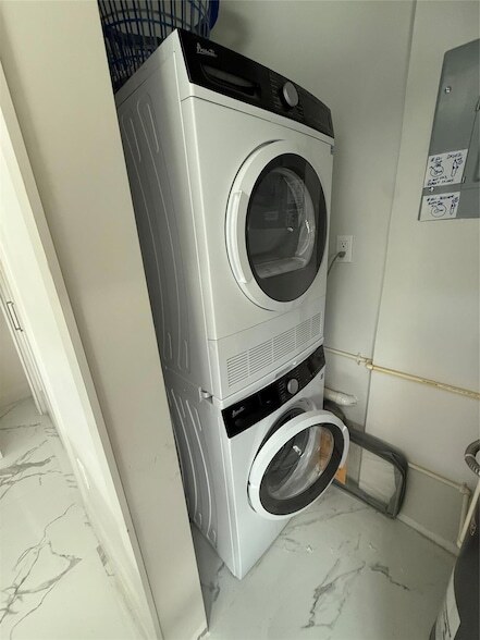 Building Photo - 2400 NE 9th St