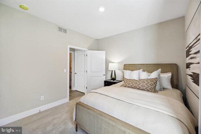 Building Photo - 112 Charing Cross Dr