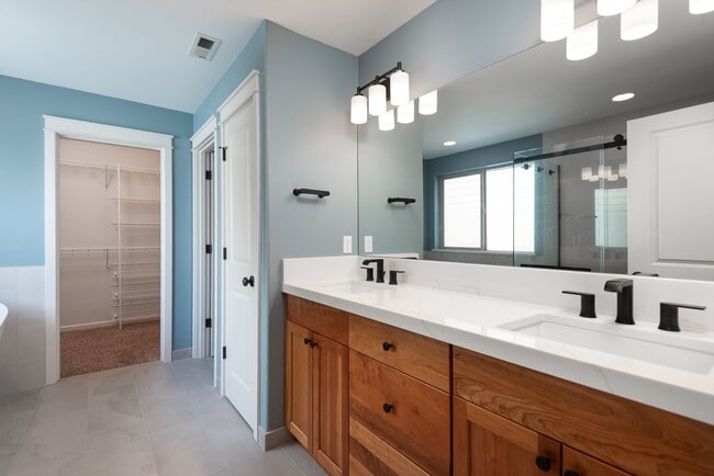 Building Photo - 4-Bedroom Home Near Pine Nursery Park Smar...