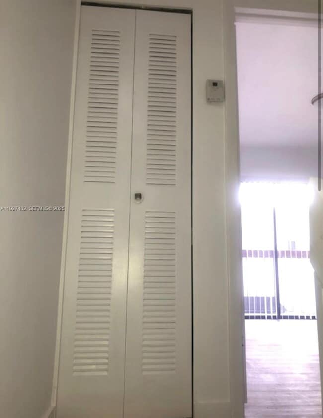 Building Photo - 920 SW 7th Ave