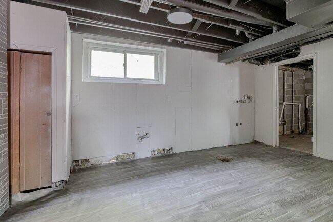 Building Photo - Charming 3-Bedroom Omaha Home with Finishe...