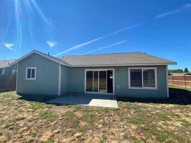 Building Photo - 4 Bed, 2 Bath Home!