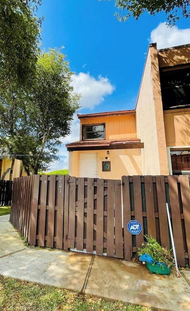Building Photo - 415 W Park Dr
