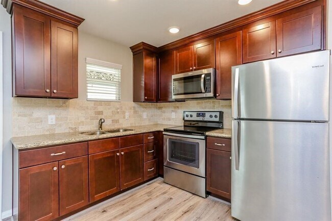 Building Photo - 1007 1/2 W Main St