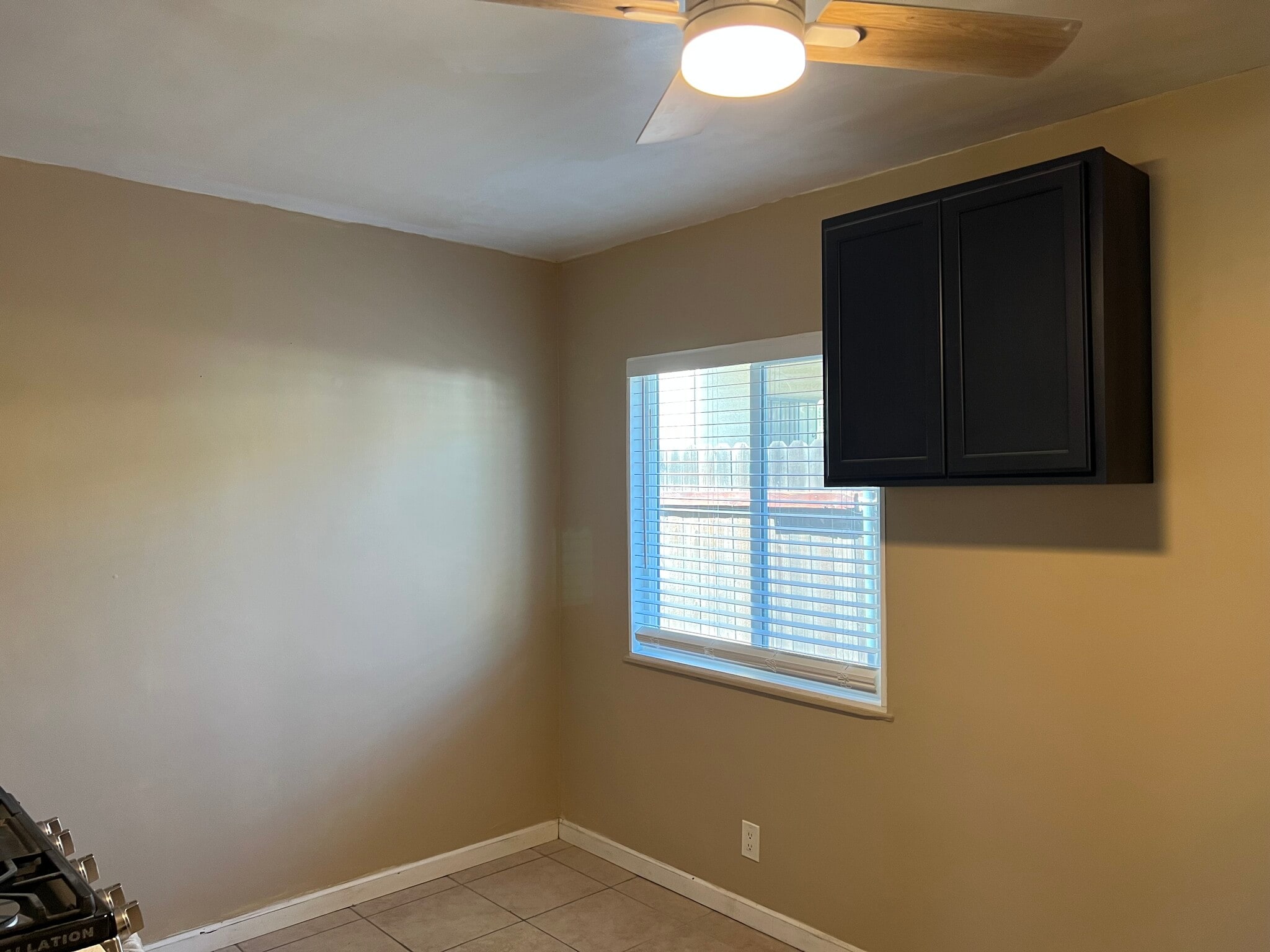 Building Photo - 576 N Wilson Ave