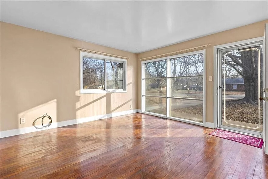 Building Photo - 1260 Farley Dr